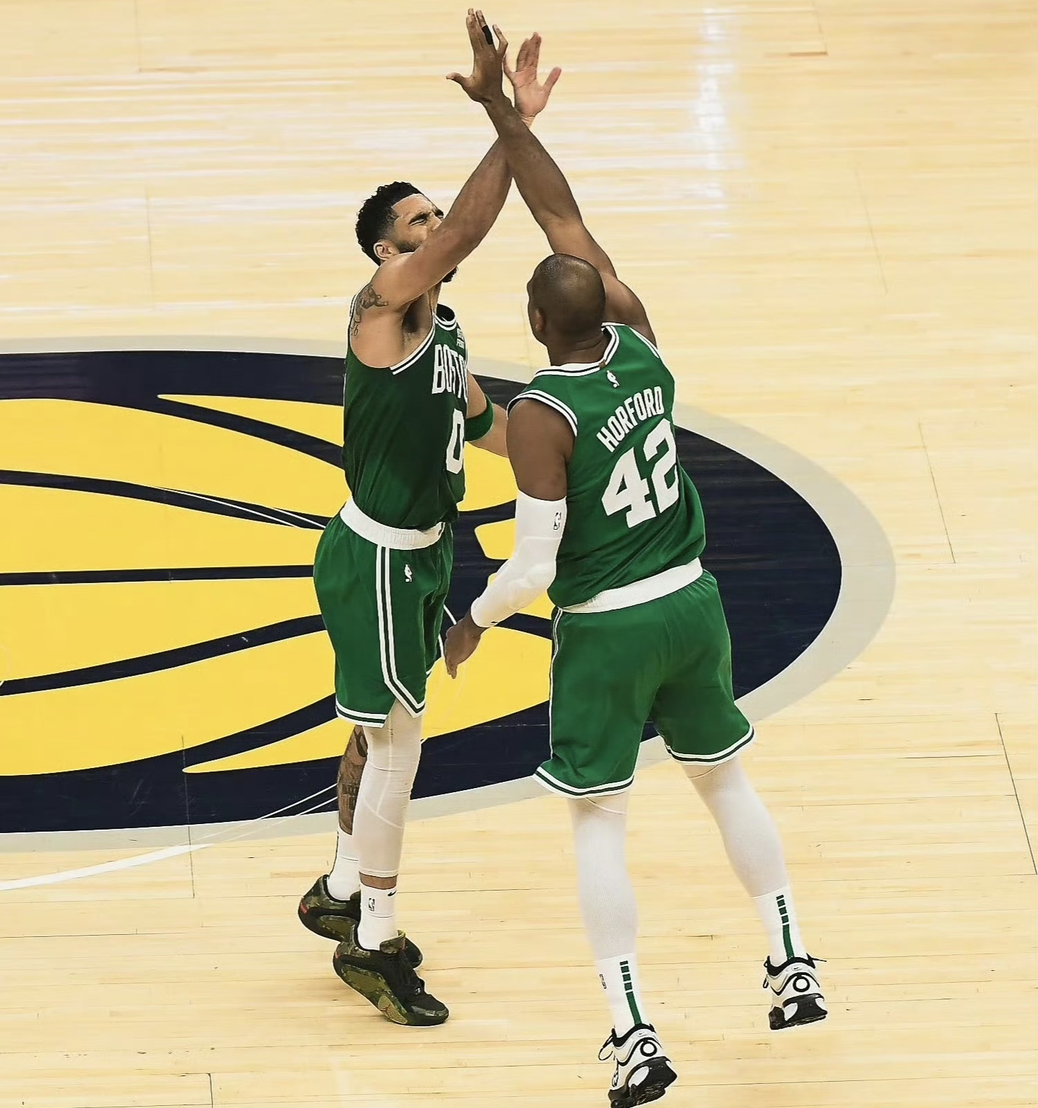 芒果官方入口 -关键时刻突围战来临，波士顿凯尔特人围绕社区盾战术微调，气氛紧张，团队化学反应显著 