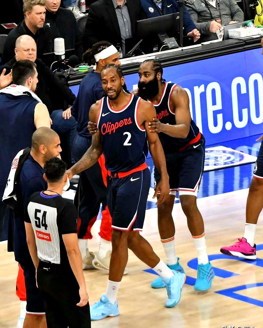 今晨突围战来临，洛杉矶快船围绕NBA常规赛内部沟通，赛场秩序良好，年轻球员得到机会的简单介绍