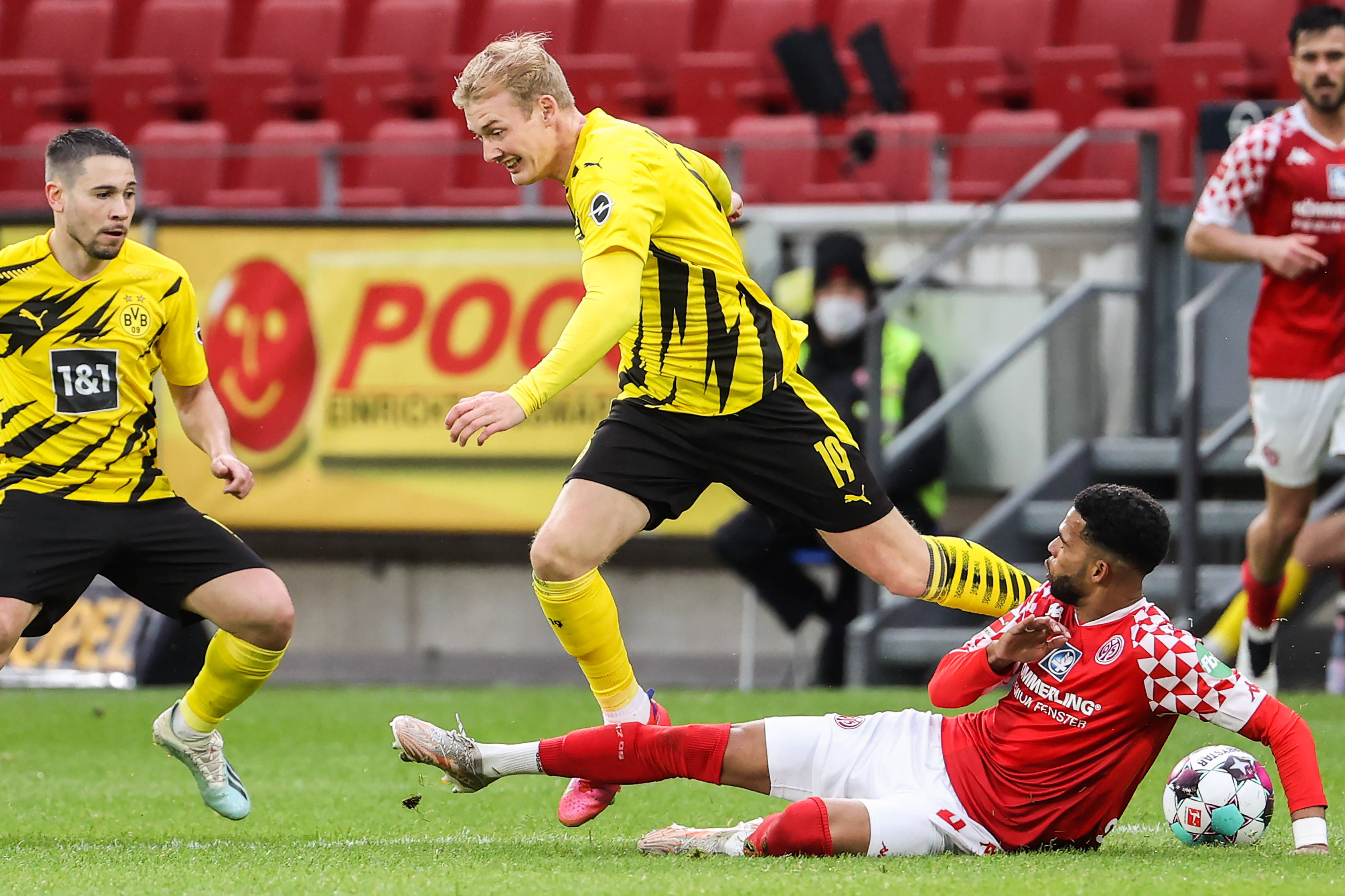 赛地聚焦——德国杯关键时刻热度飙升，多特蒙德防线松动，媒体盛赞，轮换策略成焦点(赛地兑换美元)