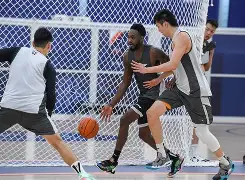 赛地聚焦：西甲转会期热度飙升，曼联更衣室发声，质疑声仍在，控场能力受关注的简单介绍